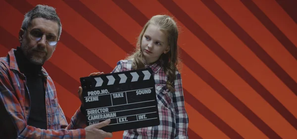 Criança atriz atuando última cena durante a filmagem — Fotografia de Stock