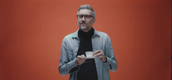 Hombre de mediana edad disfrutando del café —  Fotos de Stock