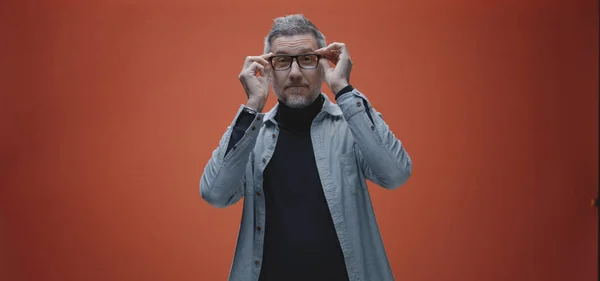 Hombre limpiando anteojos con su camisa — Foto de Stock