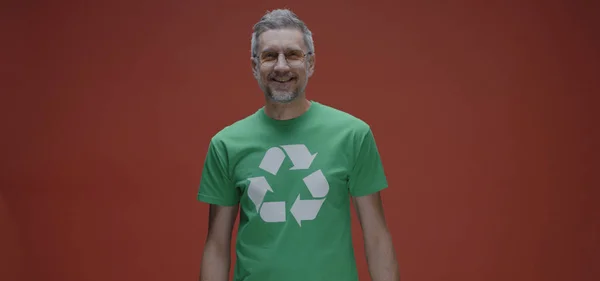 Mannen som pekar på återvinningssymbolen på t-shirt — Stockfoto