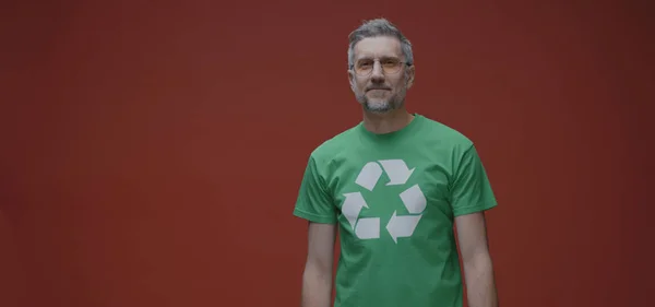 Homem apontando para o símbolo de reciclagem na camiseta — Fotografia de Stock