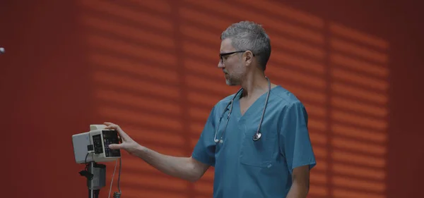 Γιατρός που χρησιμοποιεί μηχάνημα κατά την εξέταση — Φωτογραφία Αρχείου