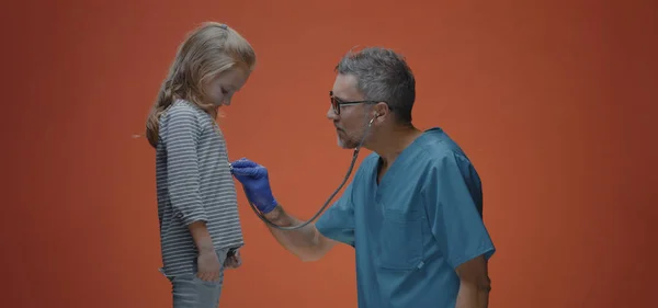 Läkare undersöka tjej med stetoskop — Stockfoto