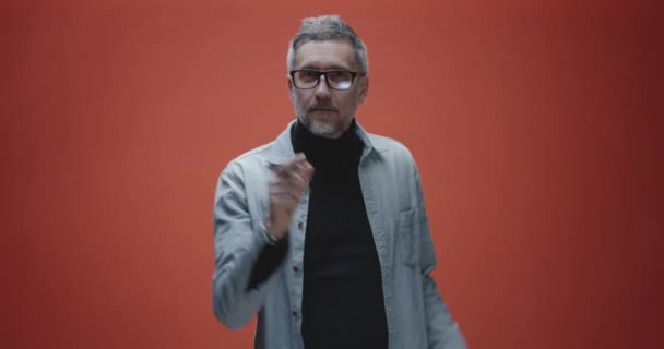 Чоловік з окулярами — стокове відео
