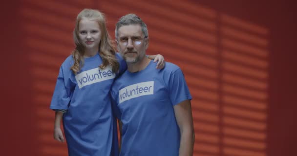 Voluntarios padre e hija dando pulgares hacia arriba — Vídeos de Stock