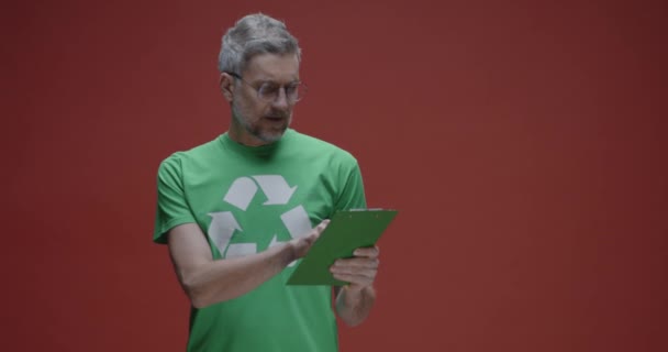 Milieubewuste man die een document controleert — Stockvideo