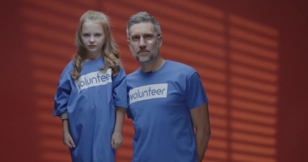 Volontario padre e figlia dando pollici in su — Video Stock
