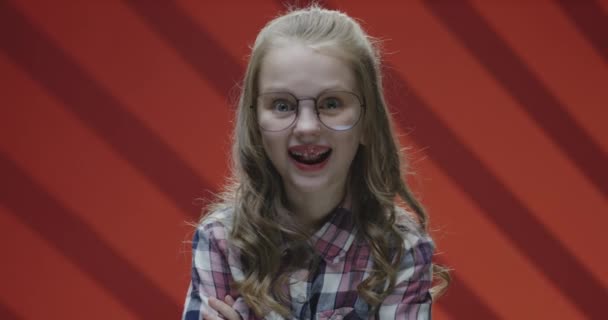 行方不明の前歯を示す女の子 — ストック動画
