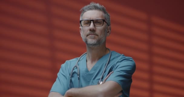 Manliga läkare titta på kameran — Stockvideo