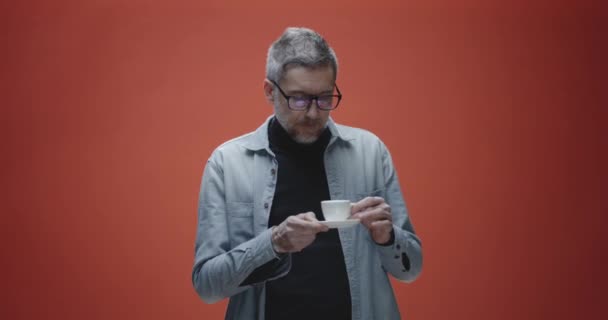 Hombre quejándose de café — Vídeos de Stock