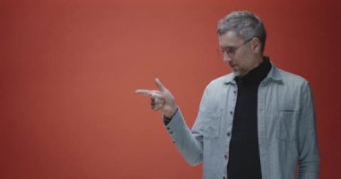 Orta yaşlı adam sağ tarafı işaret ediyor.