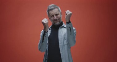 Kızgın adam kameraya bakıyor.