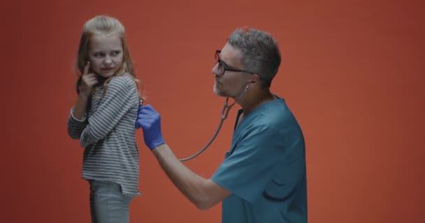 Médico examinando chica con estetoscopio — Vídeos de Stock