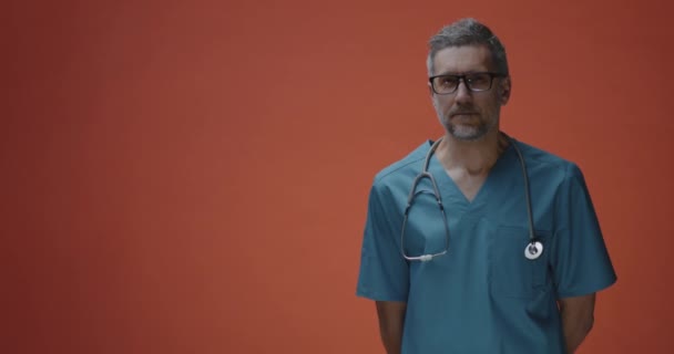Γιατρός δείχνει την κάμερα στη συνέχεια δεξιά εγκρίνοντας — Αρχείο Βίντεο