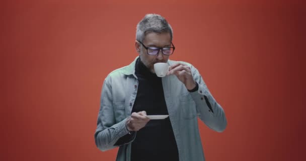 Мужчина средних лет наслаждается кофе — стоковое видео