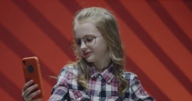 Cep telefonuyla selfie çeken bir kız.