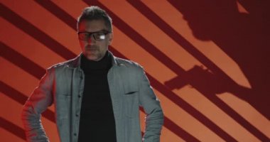 Silah zoruyla tutulan bir suçlu.