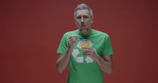 Milieubewuste mens die fruit eet — Stockvideo