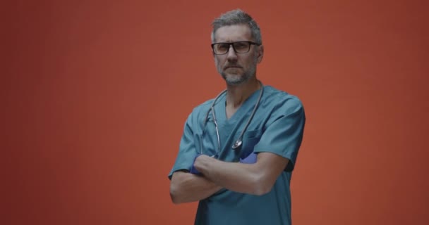 Medicul se uită la cameră — Videoclip de stoc