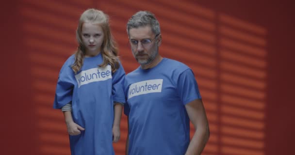 Voluntarios padre e hija dando pulgares hacia arriba — Vídeo de stock