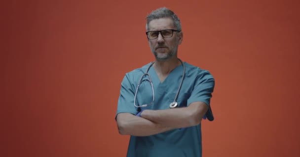 Mannelijke arts praten met camera — Stockvideo