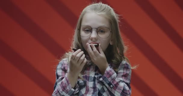 Ξανθιά κοπέλα τρώει ένα μπισκότο — Αρχείο Βίντεο