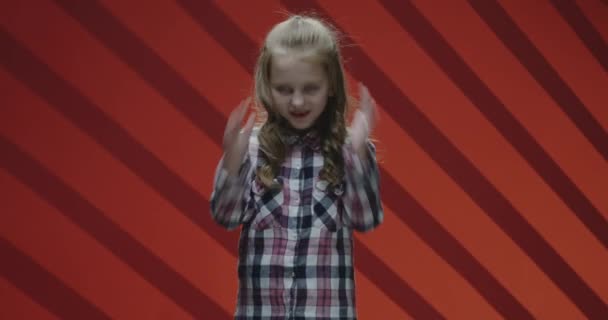 Enfant actrice agissant en comédie musicale — Video