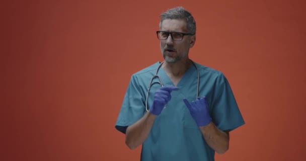 Mężczyzna lekarz wyjaśniając dla kamery — Wideo stockowe
