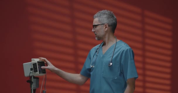 Lekarz korzystający z maszyny podczas badania — Wideo stockowe