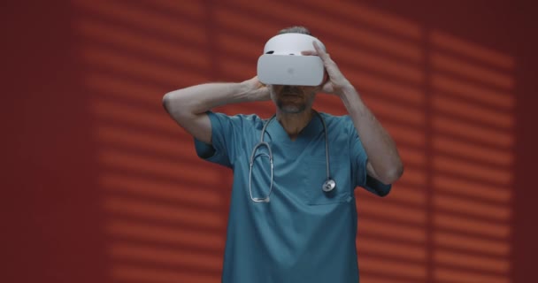 VR 헤드셋을 사용하는 의사 — 비디오