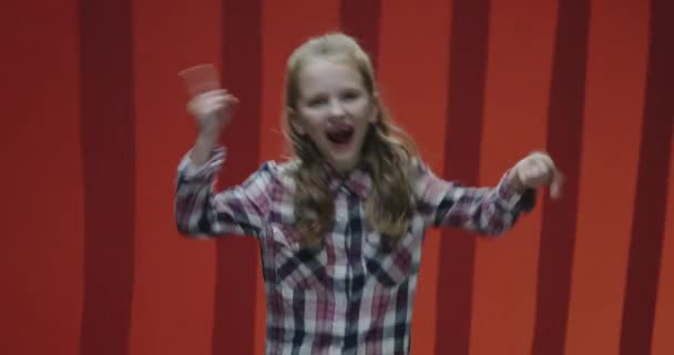 Κορίτσι που χορεύει μπροστά στην κάμερα — Αρχείο Βίντεο