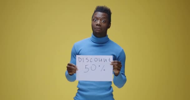 Young man holding sign — Stock Video