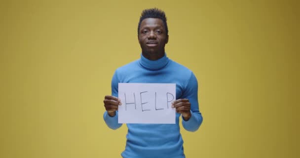 Mladý muž drží znamení — Stock video
