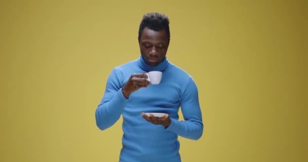 Giovane uomo godendo caffè — Video Stock