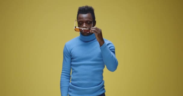 선글라스를 쓰는 세련 된 남자 — 비디오