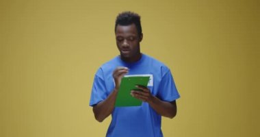 Gönüllü pano ile ayakta duruyor