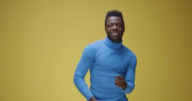 Genç adam kameraya dans ediyor.