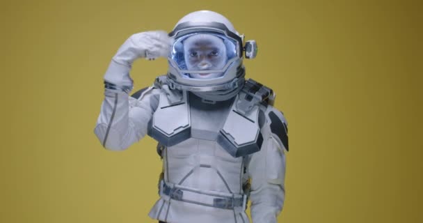 Uzay giysisinde baş parmak gösteren bir adam — Stok video
