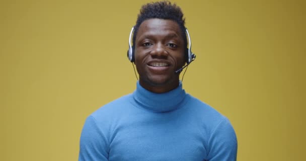 Man wearing headset talking to camera — Stock Video