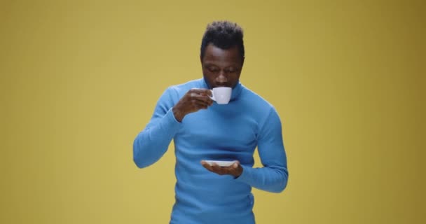 Junger Mann genießt Kaffee — Stockvideo