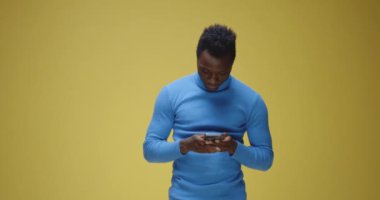 Genç adam akıllı telefonuyla konuşuyor.