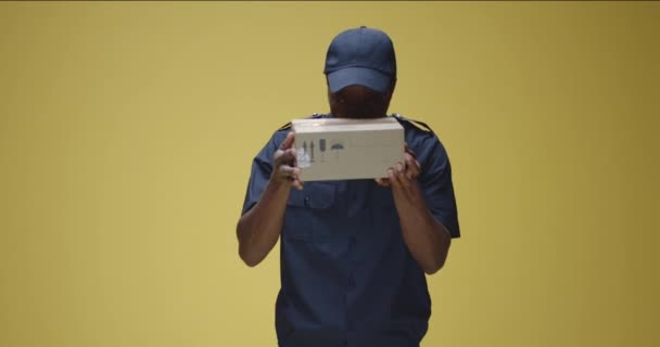 Livraison homme contrôle paquet — Video