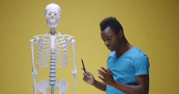 Jovem explicando a anatomia humana — Vídeo de Stock