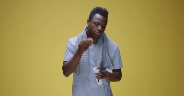 Mladý muž zpívá a tančí při holení — Stock video