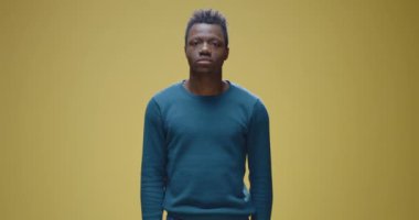 adam elleriyle gözlerini kapsayan