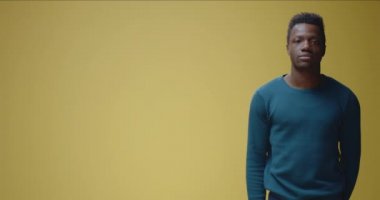 Gülümseyen genç adam sağı işaret ediyor