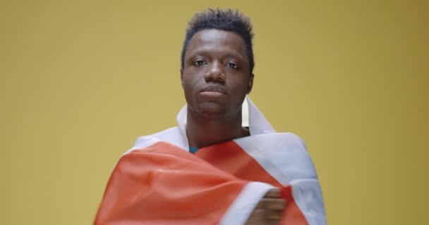 Joven alzando bandera canadiense — Vídeos de Stock