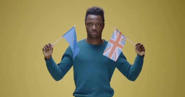 Pro-Eu férfi kezében brit és Eu zászló — Stock videók