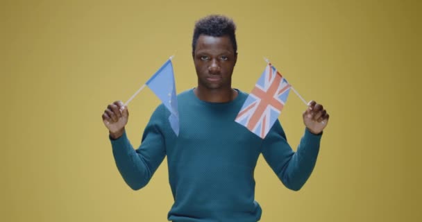 Eurosceptische man met Britse en Europese vlag — Stockvideo