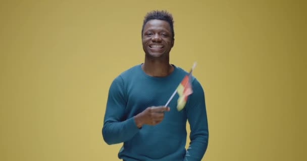 Joven ondeando bandera alemana — Vídeos de Stock